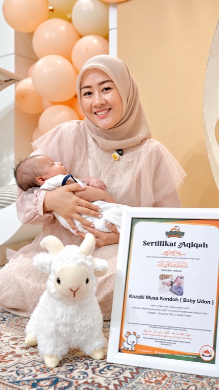 Fanny Kondoh dengan sertifikat aqiqah