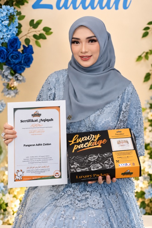 Zaskia Gotik dengan sertifikat aqiqah